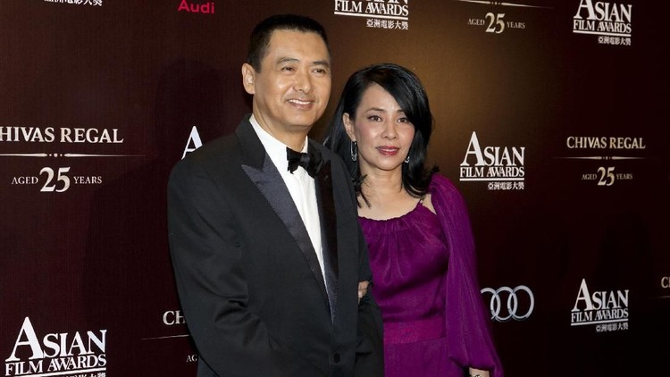 Chow Yun-Fat 386900 56: Actor Chow Yun-Fat and his wife Jasmine arrive for the 73rd Annual Academy Awards March 25, 2001 at the Shrine Auditorium in Los Angeles. Chow is wearing a Cerruti suit and Jasmine is wearing a Yamamoto tuxedo. (Photo by Chris Weeks/Getty Images