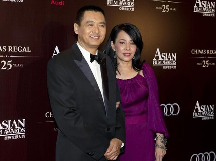Rahasia 34 Tahun Perkawinan Chow Yun Fat: Cuci Baju & Buatin Kopi Istri