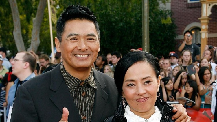 386900 56: Actor Chow Yun-Fat and his wife Jasmine arrive for the 73rd Annual Academy Awards March 25, 2001 at the Shrine Auditorium in Los Angeles. Chow is wearing a Cerruti suit and Jasmine is wearing a Yamamoto tuxedo. (Photo by Chris Weeks/Getty Images