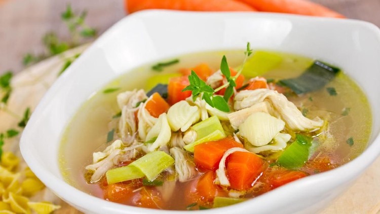 Sarapan Sup Hangat Terbukti Punya Banyak Manfaat Sehat Carrot soup on wooden background