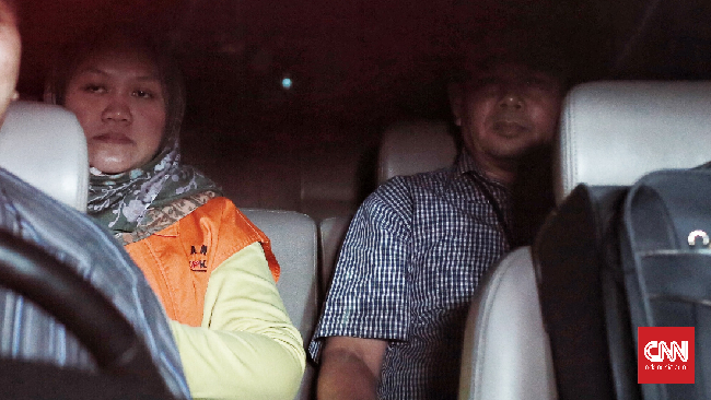Bupati Bekasi Neneng Hasanah yang telah mengenakan rompi oranye enggan mengeluarkan satu kata pun kepada wartawan yang menunggu klarifikasinya di Gedung KPK.