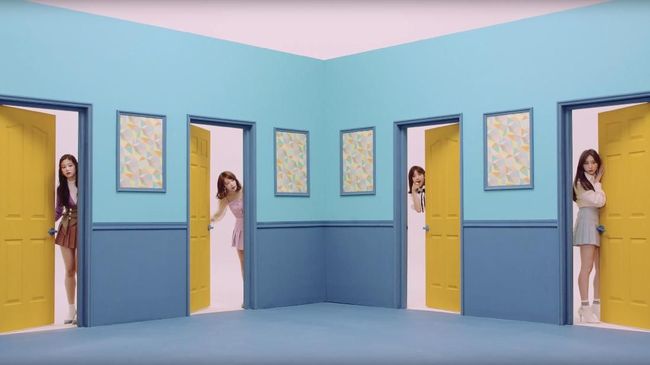 Girlband IZ*ONE mengumumkan akan mengikuti jejak senior mereka, Wanna One, dengan menyelenggarakan mini konser sebagai debut penampilan pada akhir Oktober ini.