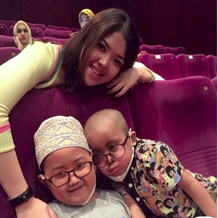 <p>Nonton bareng denan anak-anak yang sakit kanker darah. Untuk kenang-kenangan, foto dulu ya.  (Foto: Instagram @tinatoon101)<br /><br /></p>