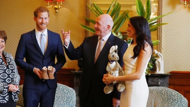 Meghan Markle dan Pangeran Harry dapat kado untuk bayinya dari Gubernur Jenderal Australia, Peter Cosgrove. Apa ya kadonya?