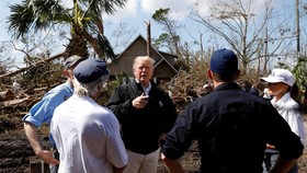 Kunjungi Lokasi Badai Michael, Trump Ragukan Perubahan Iklim
