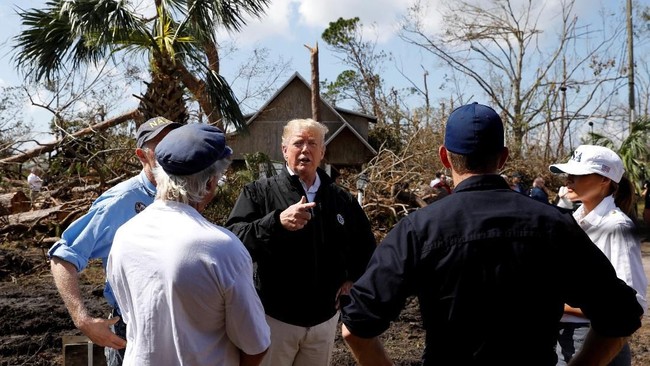 Presiden Donald Trump kembali mempertanyakan kebenaran mengenai perubahan iklim ketika mengunjungi para korban Badai Michael pada Senin (15/10).