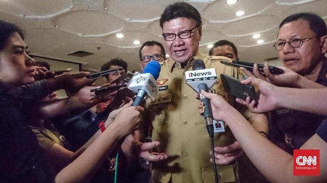 Mendagri Tjahjo Kumolo menyindir kunjungan kerja Gubernur DKI Jakarta Anies Baswedan. Dia mempertanyakan kunker Anies di saat posisi wakil gubernur kosong.