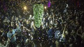 FOTO: Kegembiraan Warga Kanada Sambut Pelegalan Ganja Warga Kanada bergembira menyambut keputusan untuk melegalkan ganja demi kesenangan, namun semuanya tetap diatur oleh hukum.