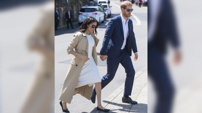 Untuk pertama kalinya setelah menjadi Duchess of Sussex dan tengah hamil muda, Meghan Markle terlihat memakai sepatu flat sebelum menjalankan tugas negara. 
