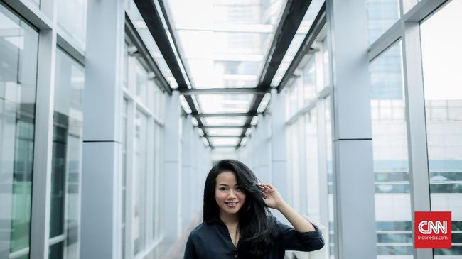 Penyanyi Yura Yunita yang mengeluarkan album kedua di bawah label sendiri, bersemangat membesarkan label tersebut dengan mengandalkan rasa dan intuisi.