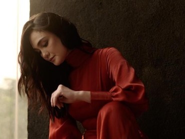 Demi Perankan Suzanna, Luna Maya Rela Makan Bunga Melati