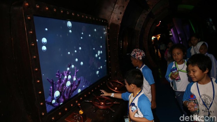 Jakarta Aquarium Musim hujan bukan alasan tidak bisa menikmati libur sekolah ya. Banyak kok tempat wisata indoor yang menyajikan keseruan untuk keluarga, terutama si kecil.