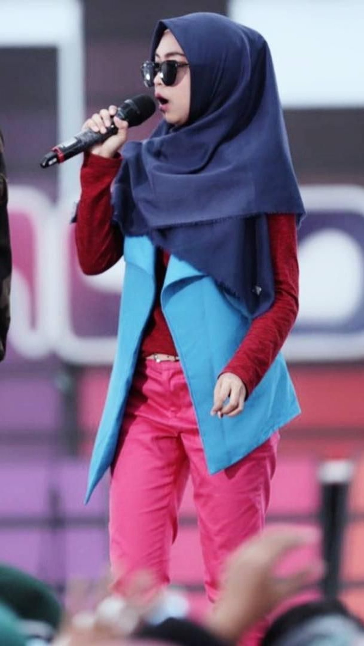 Selain tampil cantik dengan mengenakan gamis&comma; Ria Ricis ternyata kerap tampil dengan gaya yang santai di kesehariannya&period; Insertizen yang mau tahu yuk lihat&period;