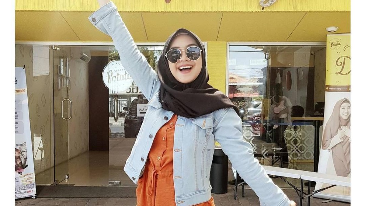 Selain tampil cantik dengan mengenakan gamis&comma; Ria Ricis ternyata kerap tampil dengan gaya yang santai di kesehariannya&period; Insertizen yang mau tahu yuk lihat&period;