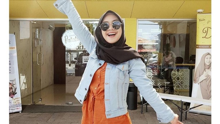 Tak Melulu Pakai Gamis, Ini 6 Gaya Kasual Ria Ricis Selain tampil cantik dengan mengenakan gamis, Ria Ricis ternyata kerap tampil dengan gaya yang santai di kesehariannya. Insertizen yang mau tahu yuk lihat.