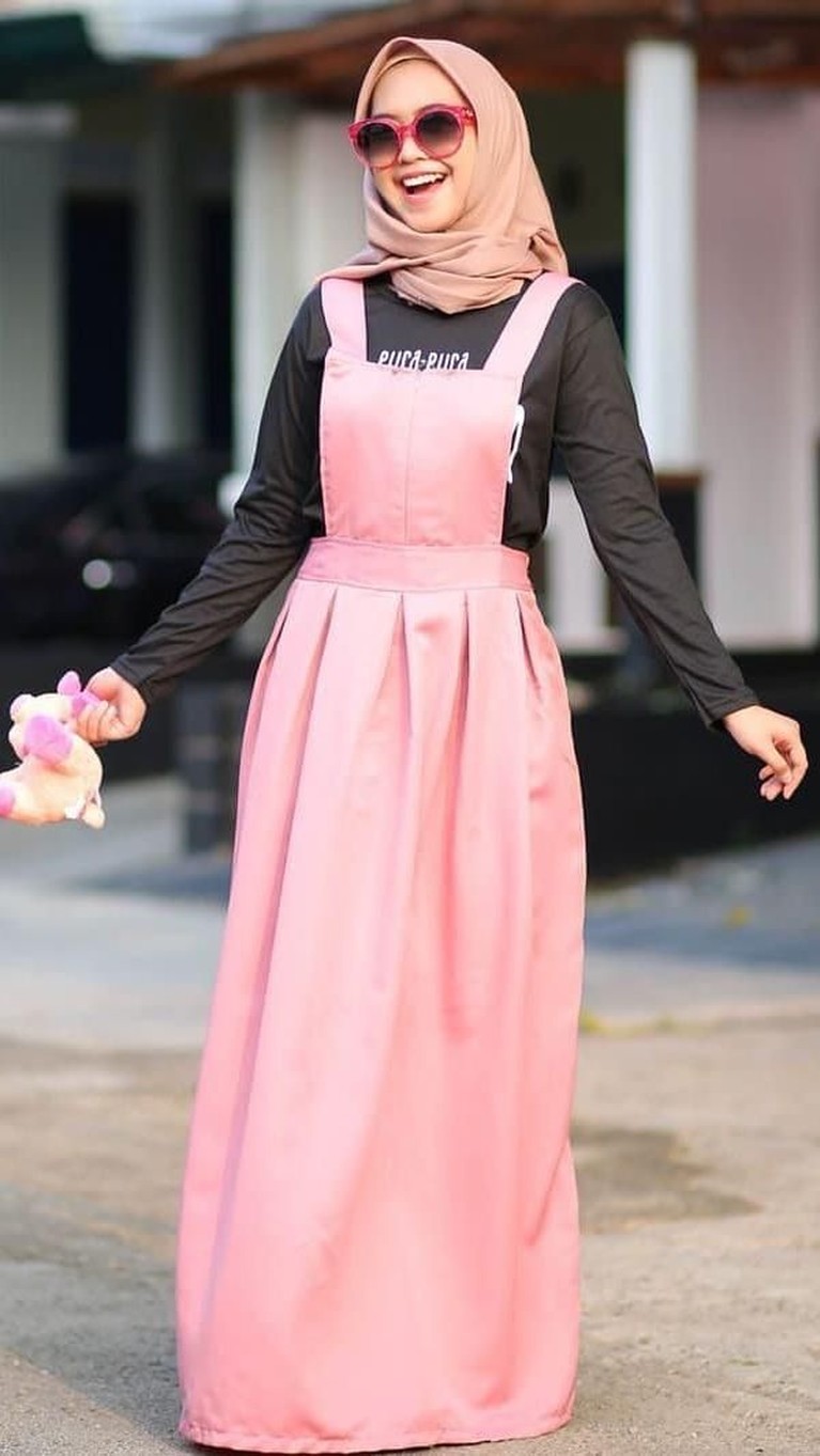 Selain tampil cantik dengan mengenakan gamis, Ria Ricis ternyata kerap tampil dengan gaya yang santai di kesehariannya. Insertizen yang mau tahu yuk lihat.