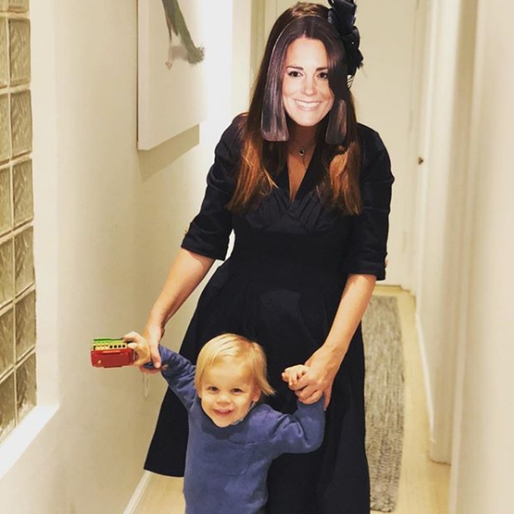 Duh, niat banget nih ibu yang satu ini mukanya dipasang topeng Kate Middleton. Hi-hi-hi.(Foto: Instagram @wittyotter)