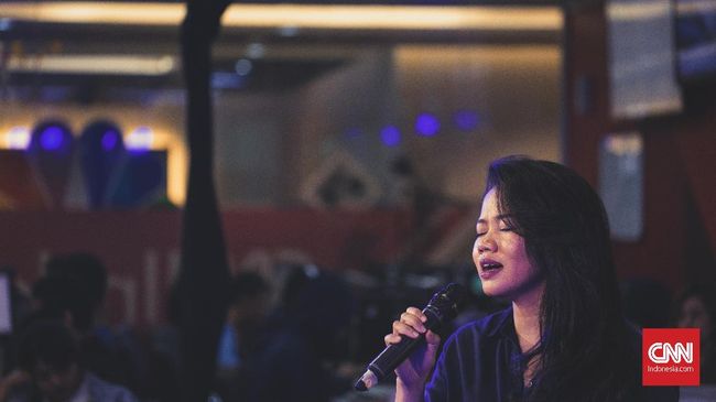 Sejumlah musisi Indonesia menyambut perilisan film Mulan pada 27 Maret dengan berkolaborasi menyanyikan "Reflection" yang merupakan lagu tema film tersebut.