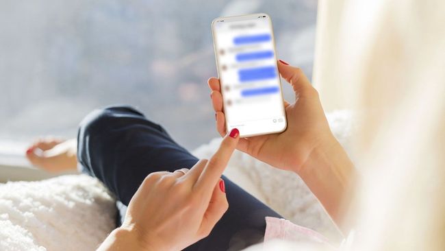 5 Tanda Si Dia Menyukai Anda Lewat Kebiasaan Chatting 5 Tanda Si Dia Menyukai Anda Lewat Kebiasaan Chatting