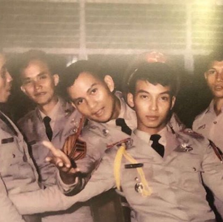 <p>Ketika sudah di akademi militer, berfoto dengan teman-teman seangkatannya. Gagah ya pakai seragam militer. (Foto: Instagram @prabowo)</p>