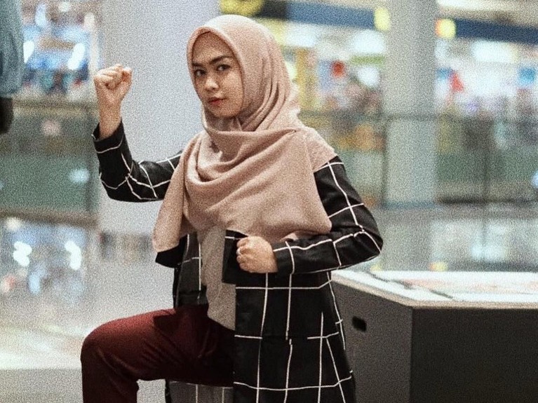 Selain tampil cantik dengan mengenakan gamis, Ria Ricis ternyata kerap tampil dengan gaya yang santai di kesehariannya. Insertizen yang mau tahu yuk lihat.