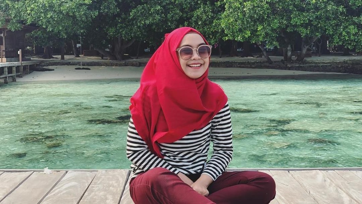 Selain tampil cantik dengan mengenakan gamis&comma; Ria Ricis ternyata kerap tampil dengan gaya yang santai di kesehariannya&period; Insertizen yang mau tahu yuk lihat&period;