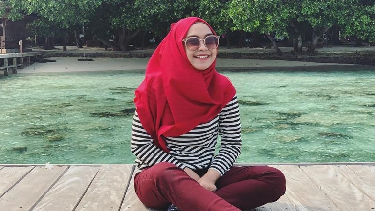 Selain tampil cantik dengan mengenakan gamis, Ria Ricis ternyata kerap tampil dengan gaya yang santai di kesehariannya. Insertizen yang mau tahu yuk lihat.