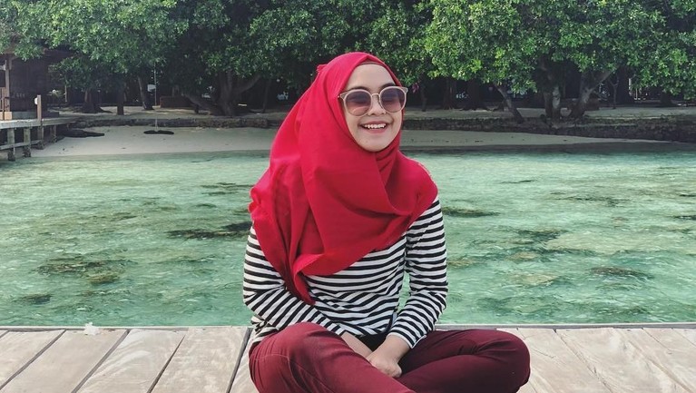 Tak Melulu Pakai Gamis, Ini 6 Gaya Kasual Ria Ricis Selain tampil cantik dengan mengenakan gamis, Ria Ricis ternyata kerap tampil dengan gaya yang santai di kesehariannya. Insertizen yang mau tahu yuk lihat.