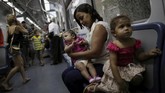 FOTO: Menatap Asa di Balik Bayang-bayang Virus Zika Hampir tiga tahun setelah wabah Zika mengguncang, sejumlah wanita Brasil pelan-pelan menaruh harapannya akan kehidupan yang lebih baik.