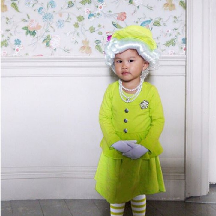 Lucu banget ya si kecil jadi Ratu Elizabeth II. (Foto: Instagram @emcchu)