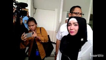 img-title Alasan Roro Fitria Bawa Bunga dari Jakarta ke Pusara Ibunda