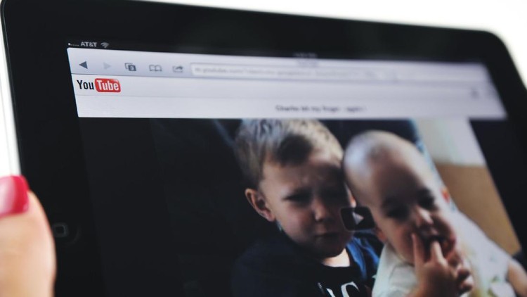 Supaya anak aman dan nggak terpapar konten aneh-aneh saat berselancar di Youtube, ada tips yang bisa Bunda dan Ayah lakukan.