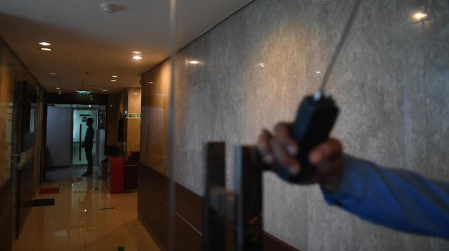 Achmad Baidowi bersama sejumlah staf terjebak sekitar 14 menit dalam salah satu lift di Gedung Nusantara I. Lift mati di Gedung DPR bukan pertama kali terjadi.