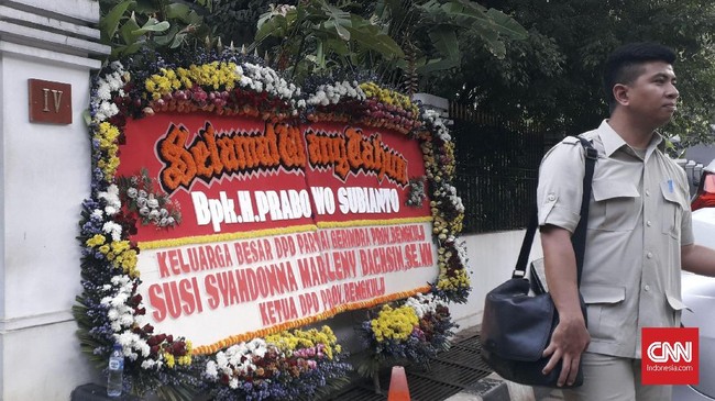 Meski sempat mengimbau agar tak mengirimkan karangan bunga ucapan ulang tahun, Prabowo Subianto tetap dikirimi sejumlah bingkisan di kediamannya.