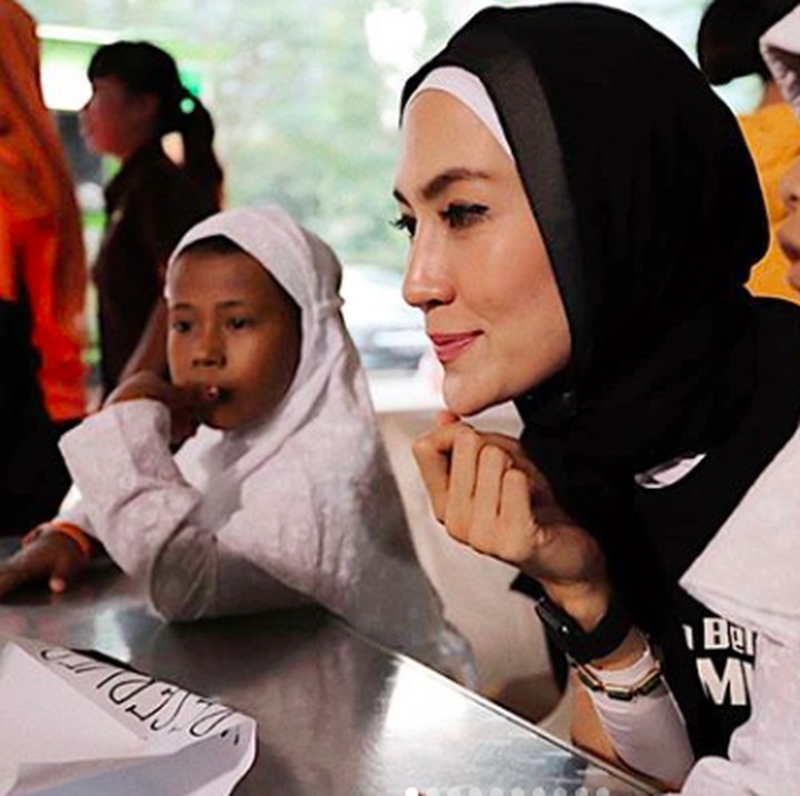 Ssst, ada yang lagi serius menyimak sesuatu bareng anak-anak nih. (Foto: Instagram/ @steffyburase)