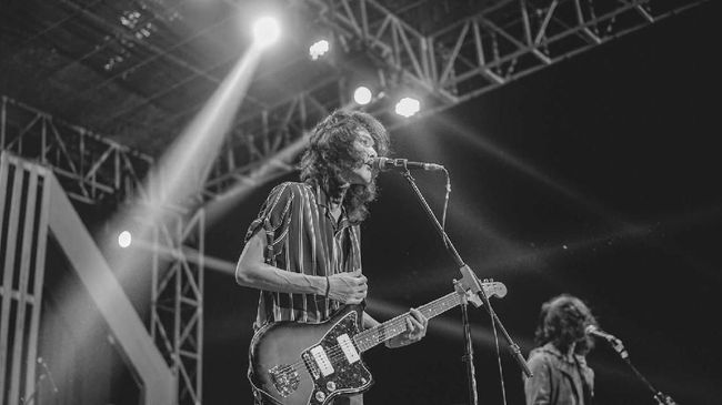 Duo Monkey to Millionaire kembali di 2018 dengan lagu baru bertitel 'Envy' yang mempertanyakan mengapa begitu banyak orang berlomba-lomba mengejar popularitas.