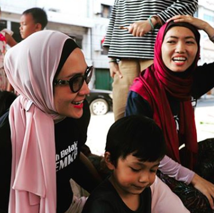 Steffy Burase memang senang banget dengan anak-anak, Bun. Dia pun sering menghabiskan waktu bareng mereka lho. (Foto: Instagram/ @steffyburase)