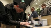 FOTO: Kegembiraan Warga Kanada Sambut Pelegalan Ganja Warga Kanada bergembira menyambut keputusan untuk melegalkan ganja demi kesenangan, namun semuanya tetap diatur oleh hukum.