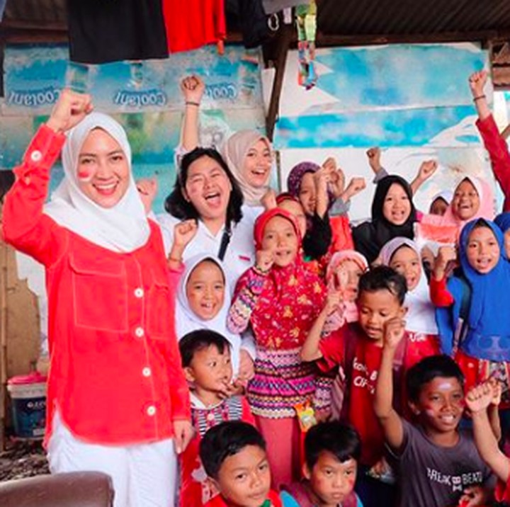 Meriah! Steffy Burase merayakan momen 17-an bareng anak-anak. (Foto: Instagram/ @steffyburase)