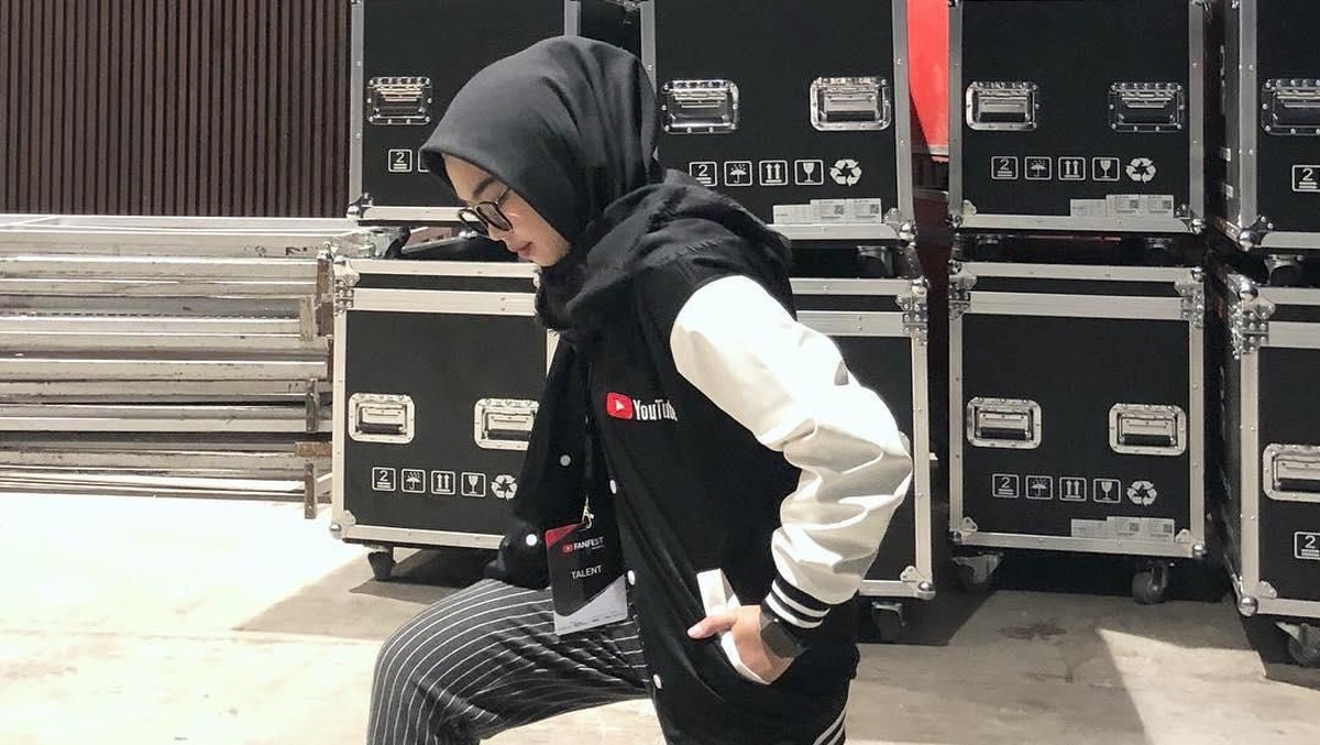 Selain tampil cantik dengan mengenakan gamis&comma; Ria Ricis ternyata kerap tampil dengan gaya yang santai di kesehariannya&period; Insertizen yang mau tahu yuk lihat&period;