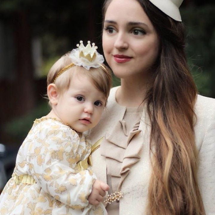 Kalau ibu dan anak ini seperti Kate Middleton dan Putri Charlotte ya. (Foto: Instagram @emadishnica)