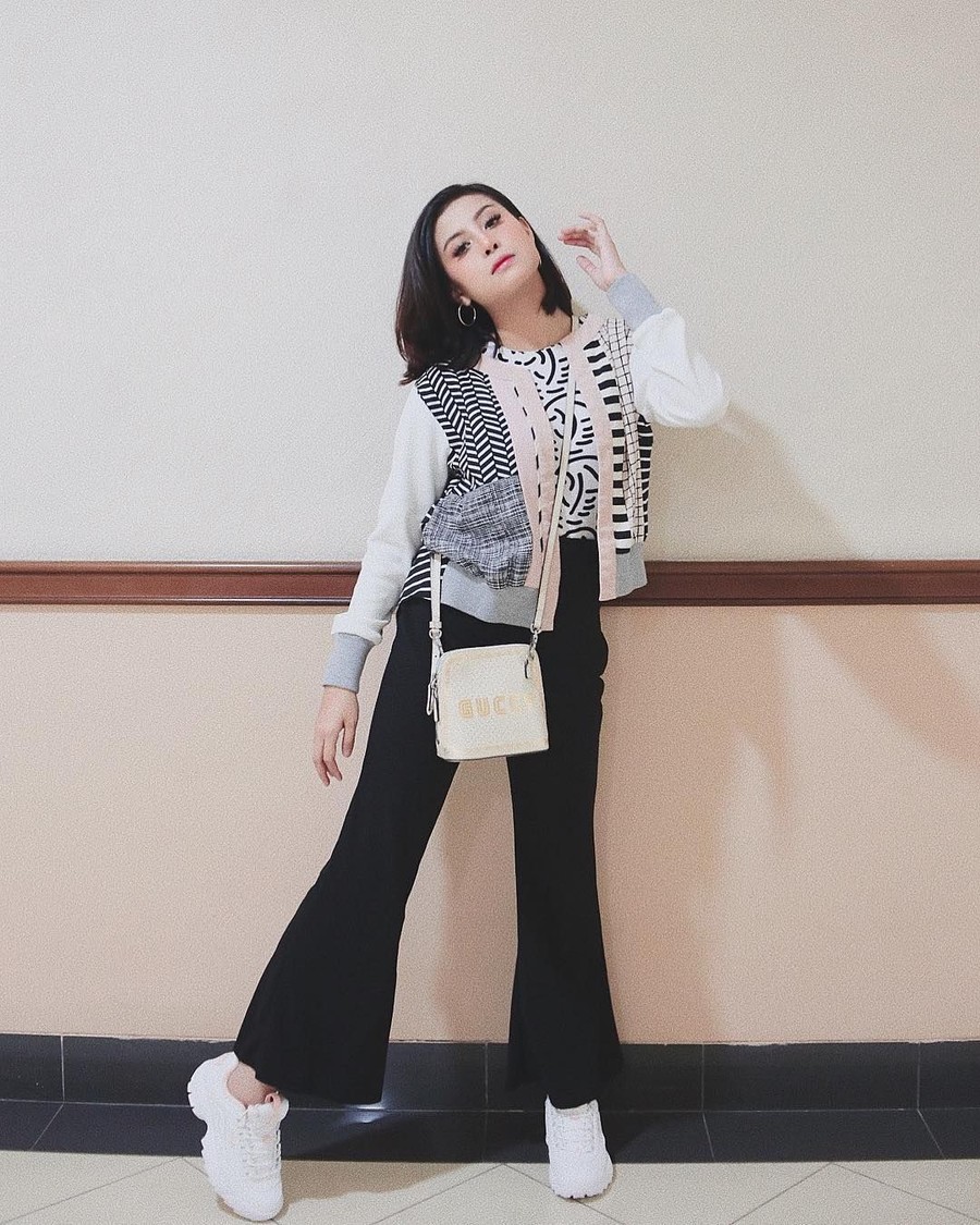 Blazer motif keren Dikabarkan vakum dari media sosial, yuk intip lagi lima gaya Awkarin yang kekinian banget.