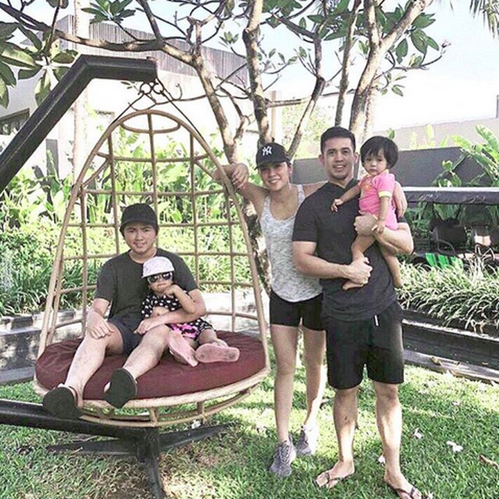 <p>Anak 3 cukup? Katanya sih Olla lagi siap-siap untuk program hamil anak keempat tahun depan. Kita tunggu saja ya, he-he-he. (Foto: Instagram @ollaramlanaufar)<br /><br /></p>