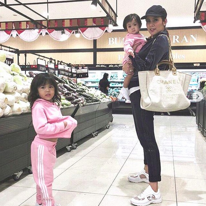 <p> Olla mengajak dua anaknya belanja ke supermarket. Mau belanja apa nih Bunda Olla? (Foto: Instagram @ollaramlanaufar)</p>