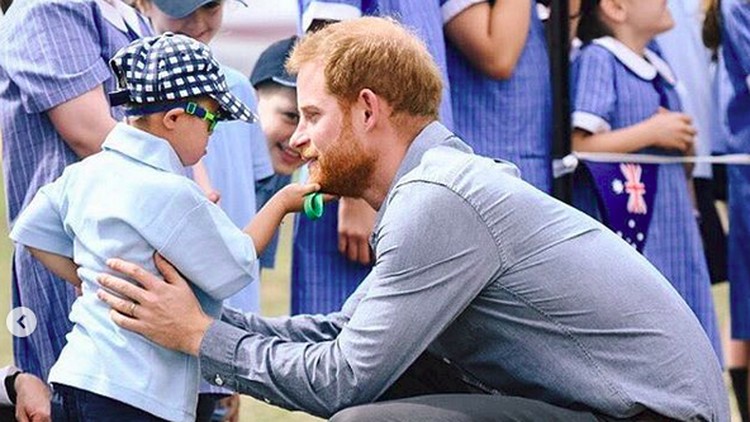 Wah, bocah lima tahun ini tiba-tiba mengelus janggut Pangeran Harry. Bagaimana reaksi Duke of Sussex itu?