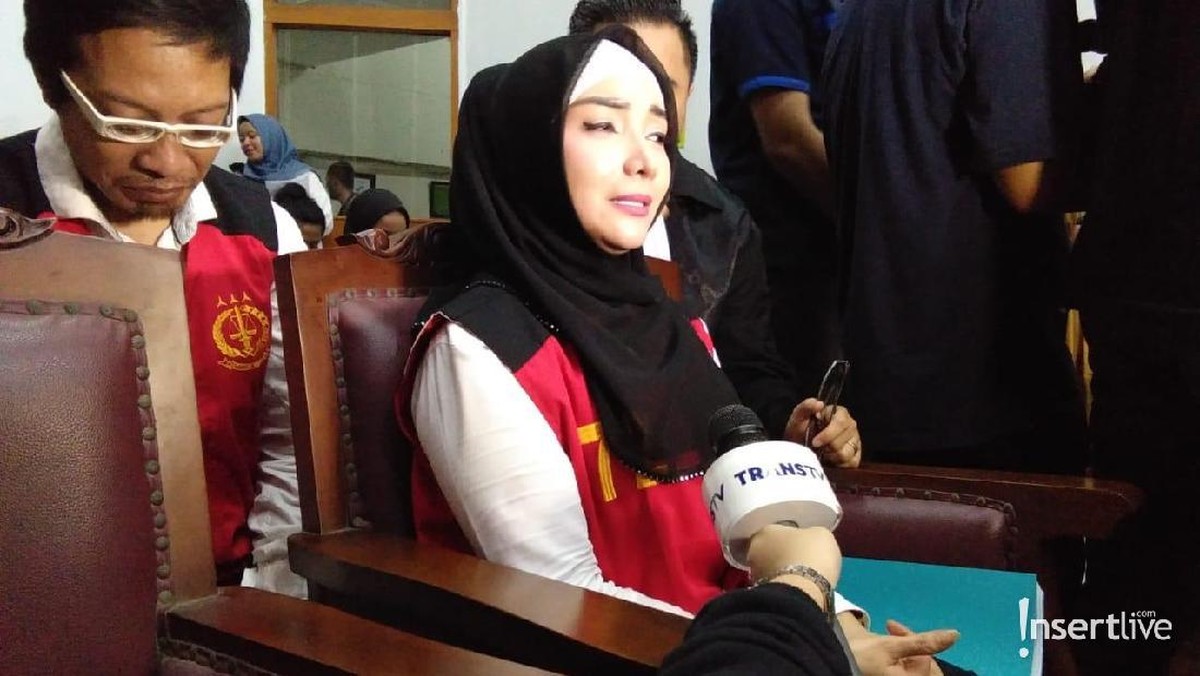 Tersangkut kasus pidana membuat sejumlah artis harus melewati Hari Raya Idul Fitri dari dalam penjara dan berikut ini potret para artis tersebut&period;