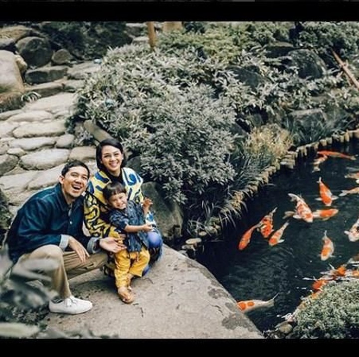 <p>Suasana di kolam ikan koi ini semakin menghangatkan keluarga kecil Andien ya, Bun. Mereka tampak bahagia. (Foto: Instagram @andienaisyah)<br /><br /></p>
