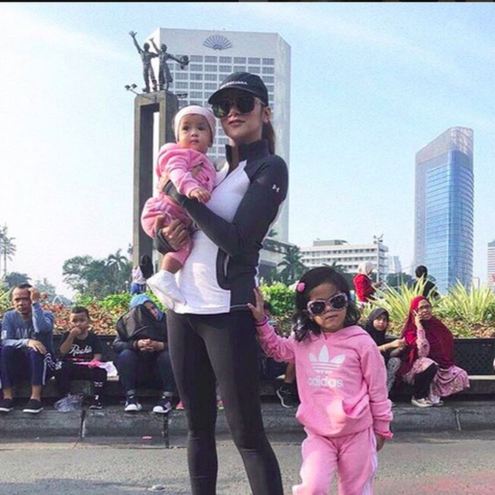 <p>Tak lupa, Olla Ramlah mengajak dua anaknya olahraga. Punya anak bukan berarti tidak olahraga kan, Bun? (Foto: Instagram @ollaramlanaufar)<br /><br /></p>