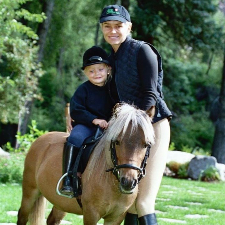<p>Gigi Hadid aktif banget dari kecil. Salah satunya, Gigi sudah hobi berkuda bareng sang ibu. (Foto: Instagram/yolanda.hadid)</p>
