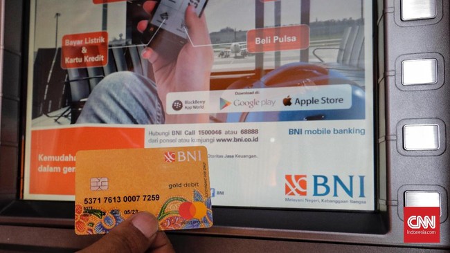 Dana milik ratusan nasabah BNI cabang Kendari dibobol. Jumlahnya mencapai ratusan juta rupiah. BNI baru mengembalikan dana milik 98 nasabah.  